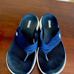 Sketchers goga mat flip flops